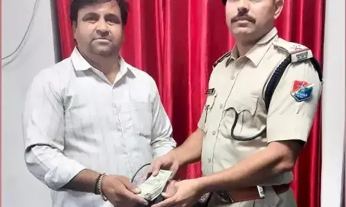 नकदी से भरा हैंडबैग लौटाकर आरपीएफ ने पेश की मिसाल
