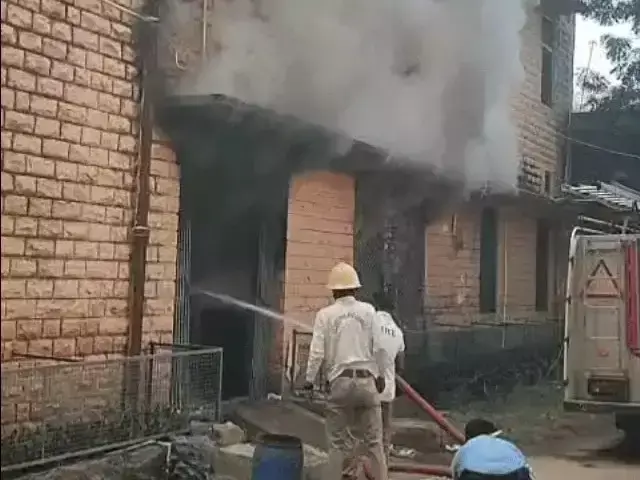 आग की चपेट में आया आईटीआई, कंप्यूटर और फर्नीचर जले