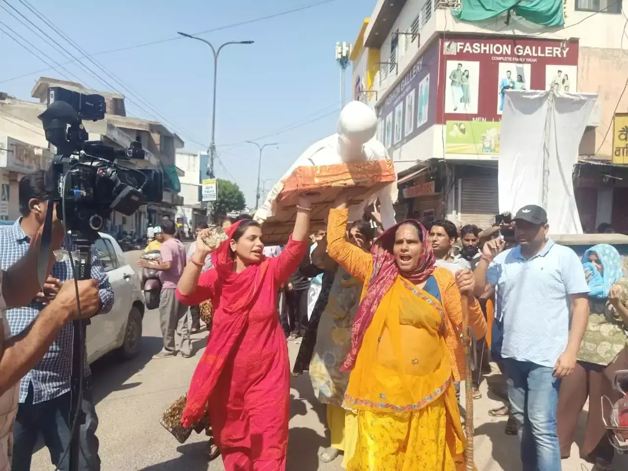 सड़क चौड़ीकरण का विरोध तेज, प्रदर्शनकारियों ने जलाए टायर