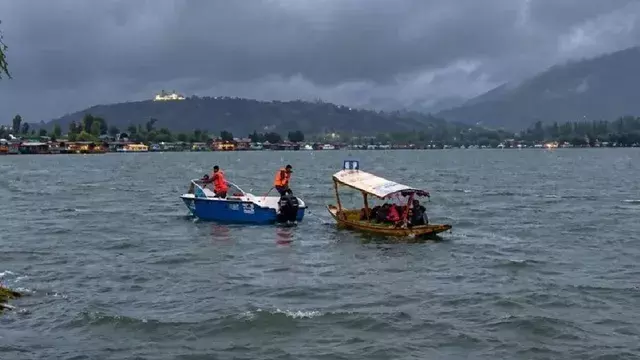 डल झील में शिकारा फंसी, समय रहते सुरक्षित निकाले गए पर्यटक