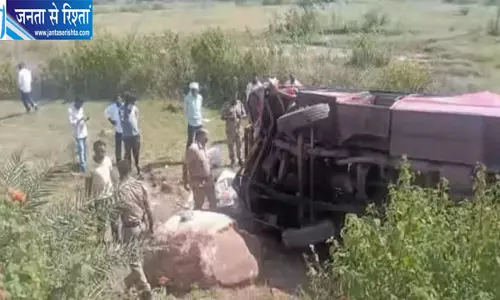 यात्रियों से भरी बस गहरी खंती में पलटी, 12 लोग घायल, महिलाओं और बच्चों में मची चीख-पुकार यात्रियों से भरी बस गहरी खंती में पलटी, 12 लोग घायल, महिलाओं और बच्चों में मची चीख-पुकार