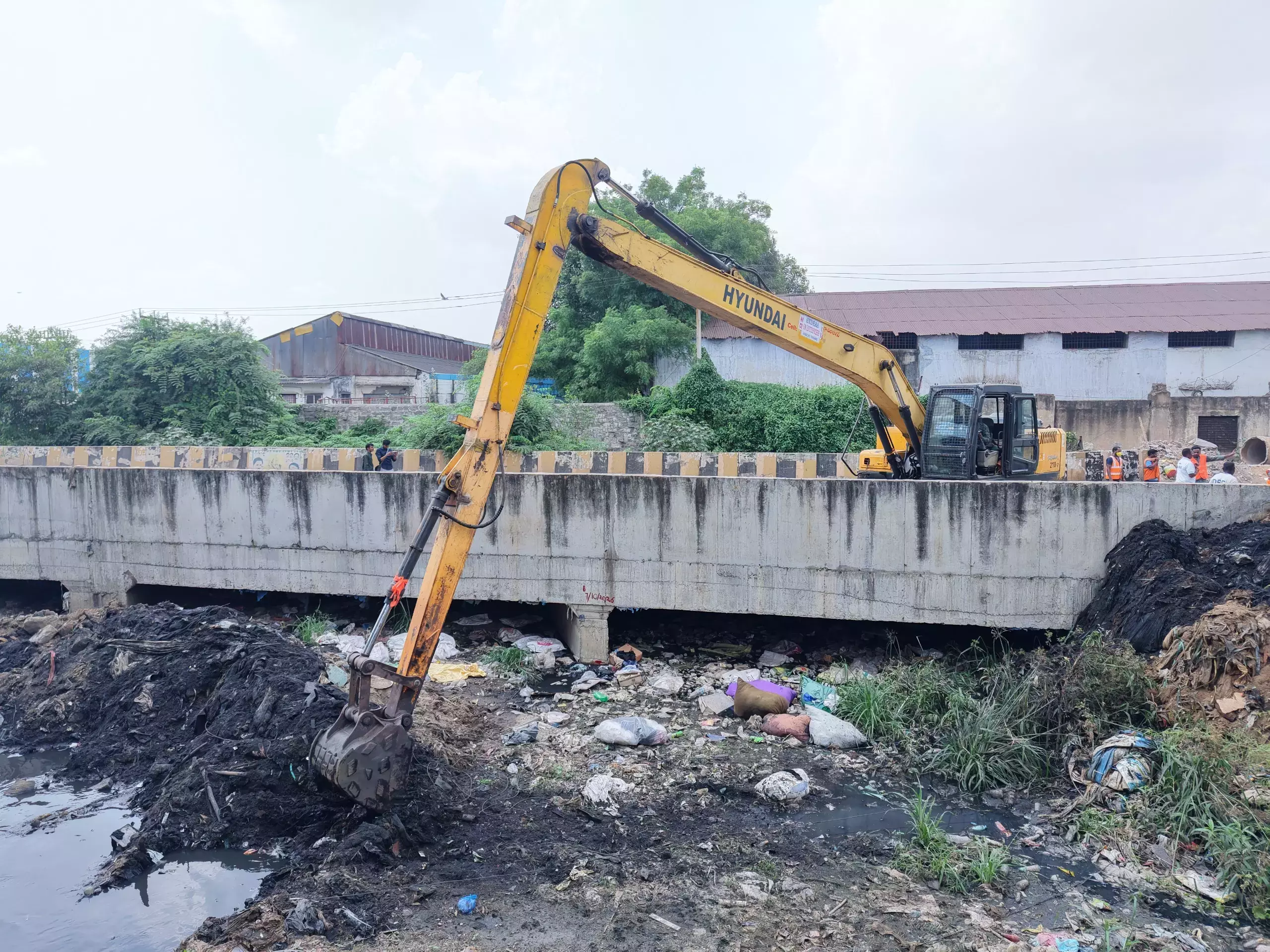 हाइड्रा ने औद्योगिक क्षेत्र में बाढ़ को रोकने के लिए फतेहनगर, बालानगर में बड़े पैमाने पर नाली गाद निकालने का काम शुरू किया