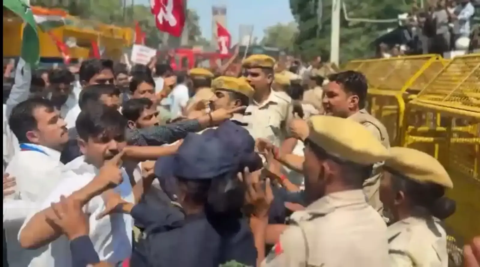 कलेक्ट्रेट पर कांग्रेस-माकपा का हंगामा, पुलिस से धक्का-मुक्की कलेक्ट्रेट पर कांग्रेस-माकपा का हंगामा, पुलिस से धक्का-मुक्की
