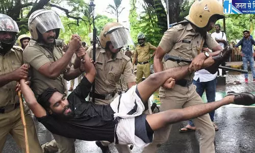 केरल में 5 छात्रों के निलंबन पर बवाल, SFI का प्रदर्शन हिंसक