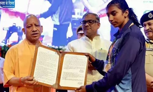 आयुषी प्रजापति बनीं दारोगा, सीएम योगी ने सौंपा नियुक्ति पत्र आयुषी प्रजापति बनीं दारोगा, सीएम योगी ने सौंपा नियुक्ति पत्र