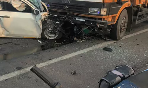 कर्नाटक में दर्दनाक हादसा कार कैंटर की टक्कर में 4 की मौत कर्नाटक में दर्दनाक हादसा कार कैंटर की टक्कर में 4 की मौत