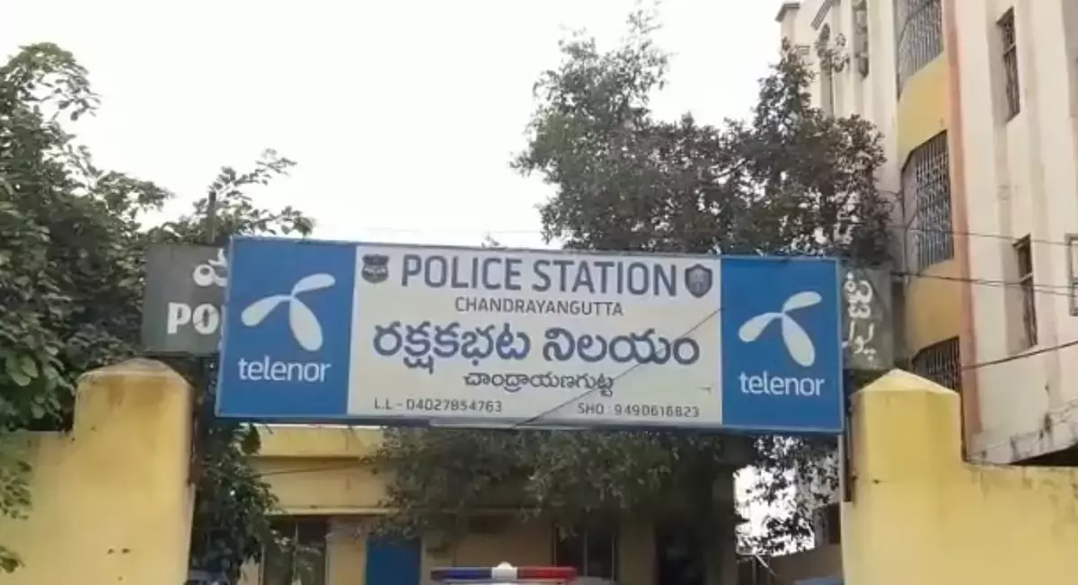 Telangana: निर्माण स्थल से लोहे की छड़ गिरने से दो स्कूली छात्राएं घायल हो गईं Telangana: निर्माण स्थल से लोहे की छड़ गिरने से दो स्कूली छात्राएं घायल हो गईं