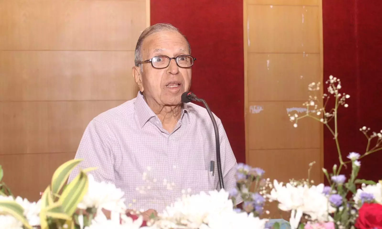 प्रोफ़ेसर हरगोपाल: छात्रों को मानवीय रिश्तों और मूल्यों में आ रही गिरावट पर विचार करना चाहिए प्रोफ़ेसर हरगोपाल: छात्रों को मानवीय रिश्तों और मूल्यों में आ रही गिरावट पर विचार करना चाहिए