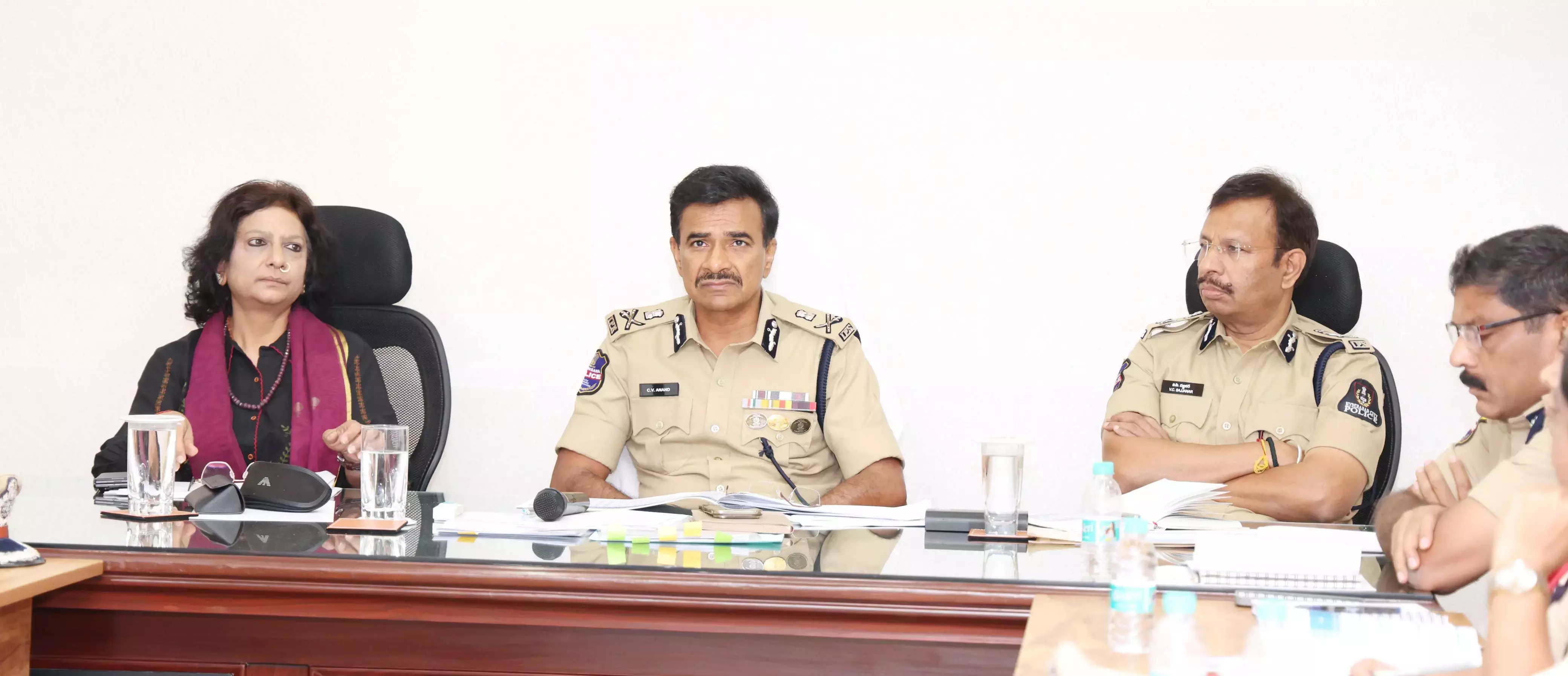 Telangana: आनंद ने पुलिस से जांच के मानकों को बेहतर बनाने को कहा Telangana: आनंद ने पुलिस से जांच के मानकों को बेहतर बनाने को कहा
