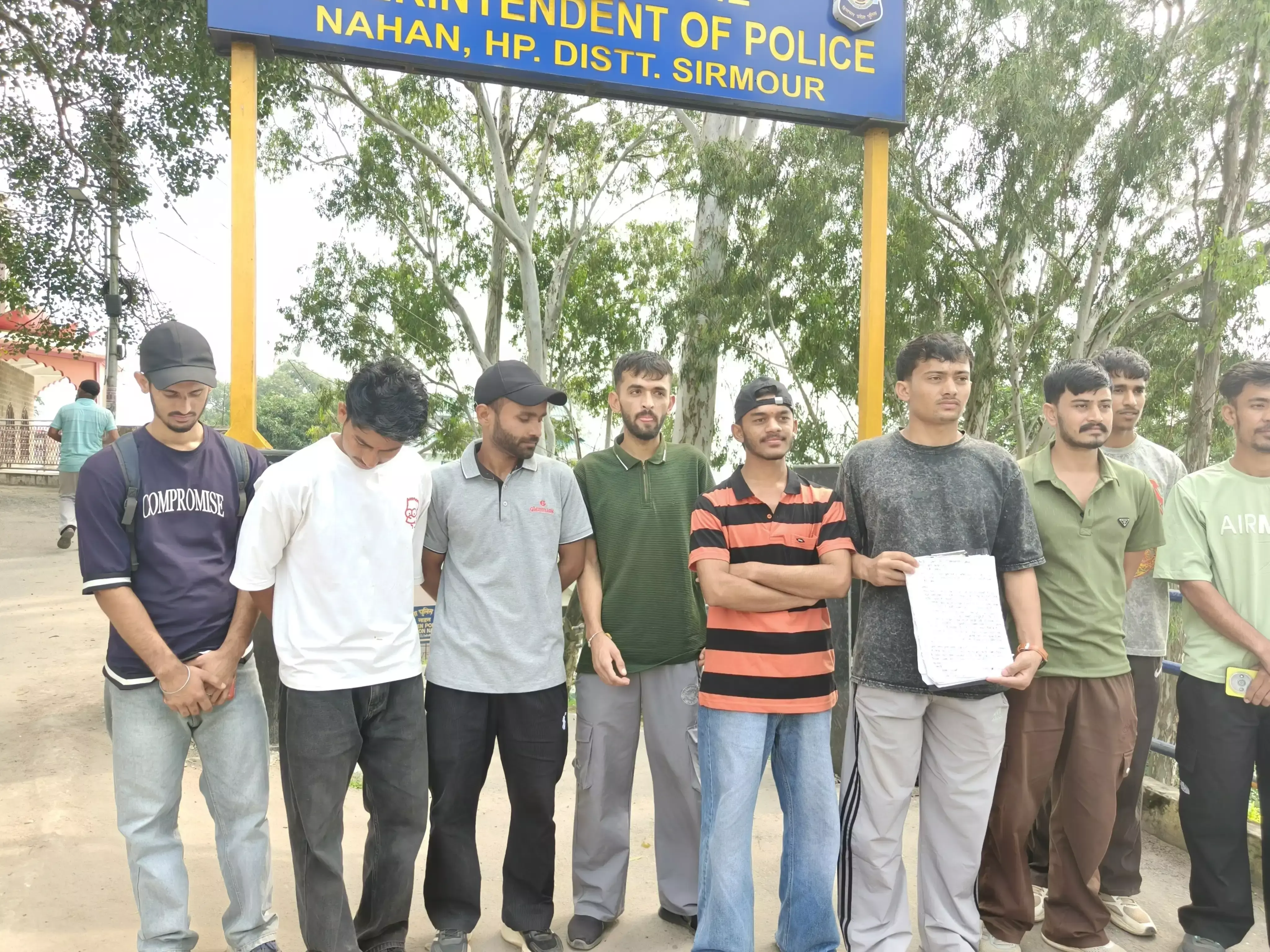 पुलिस भर्ती में टाइगर जंप हटाने पर नाराजगी, एसपी सिरमौर को ज्ञापन पुलिस भर्ती में टाइगर जंप हटाने पर नाराजगी, एसपी सिरमौर को ज्ञापन