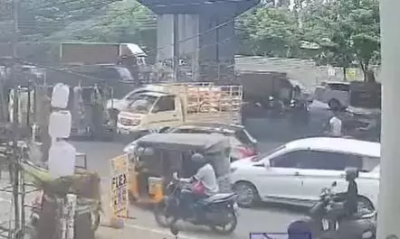 हैदराबाद: बालानगर फ्लाईओवर पर ट्रॉली ऑटो से लोहे की रॉड गिरने से एक व्यक्ति की मौत