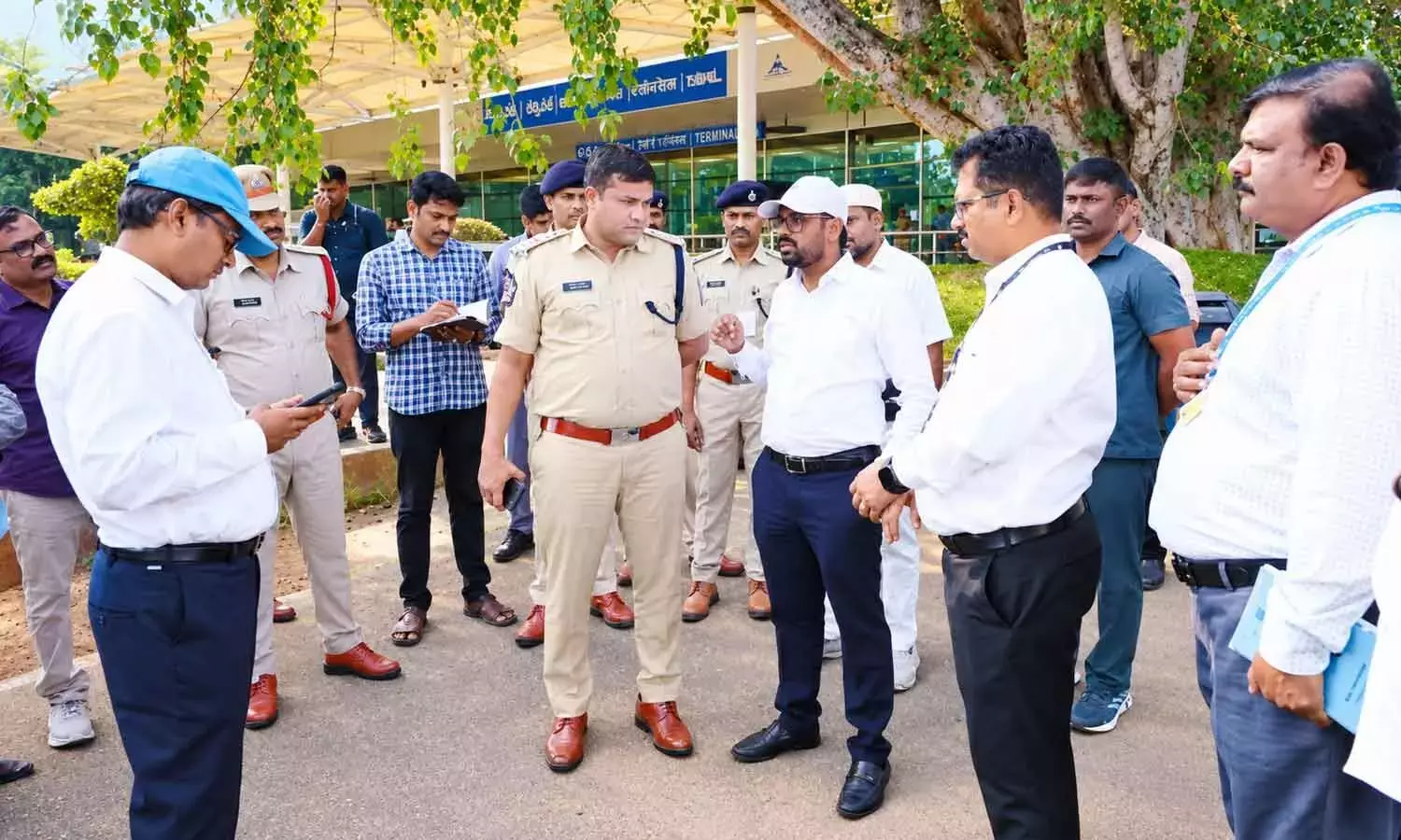 Andhra: राष्ट्रपति मुर्मू के दौरे से पहले सुरक्षा की समीक्षा की गई Andhra: राष्ट्रपति मुर्मू के दौरे से पहले सुरक्षा की समीक्षा की गई