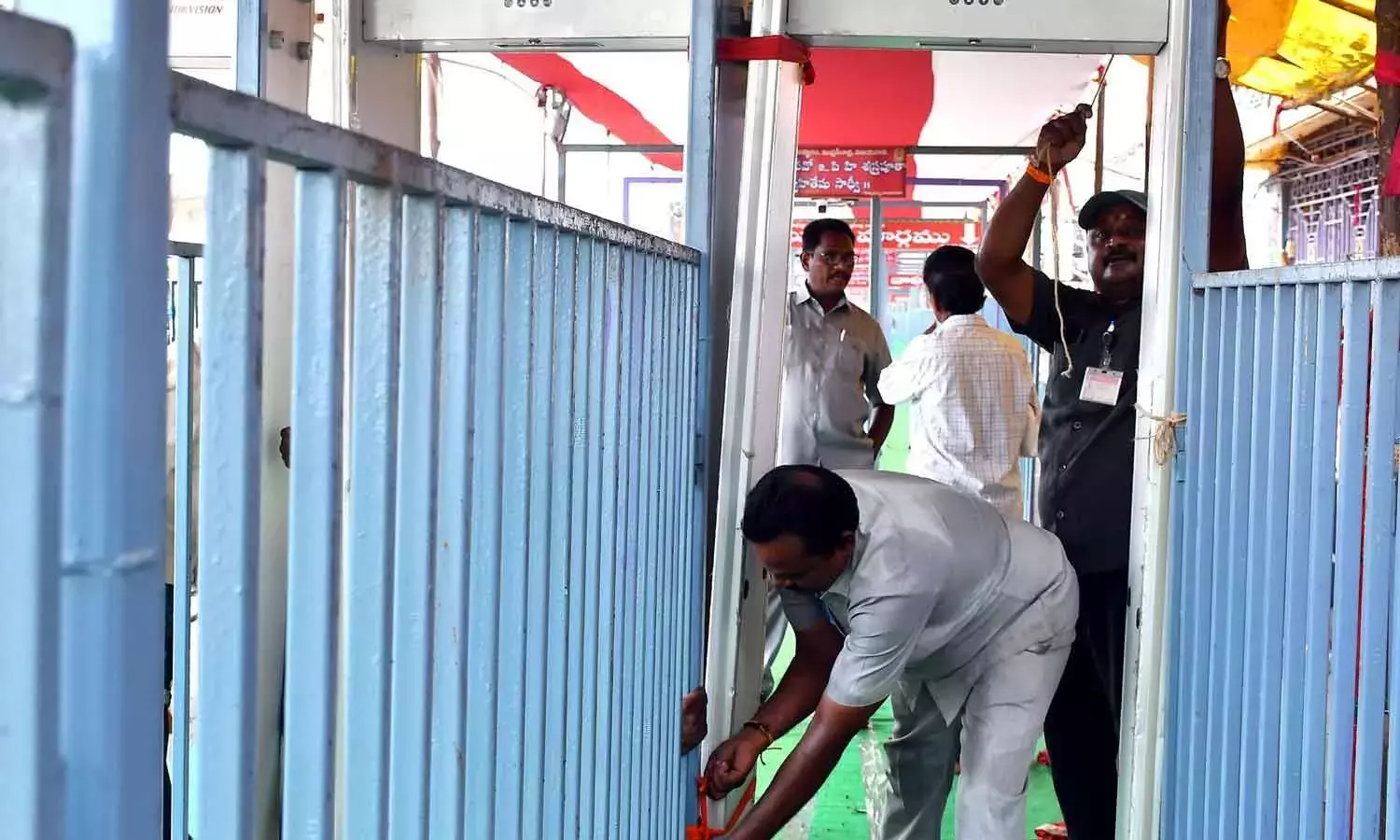 Andhra: दशहरा श्रद्धालुओं के लिए तकनीक-आधारित सुरक्षा Andhra: दशहरा श्रद्धालुओं के लिए तकनीक-आधारित सुरक्षा