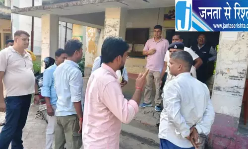 रिश्वत लेते PHC प्रभारी गिरफ्तार, दो कर्मचारियों को भी ले गई निगरानी टीम रिश्वत लेते PHC प्रभारी गिरफ्तार, दो कर्मचारियों को भी ले गई निगरानी टीम