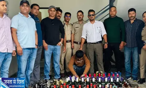 कॉलेज छात्रों को शराब सप्लाई करने वाले नेटवर्क पर छापा, 95 बोतलें जब्त कॉलेज छात्रों को शराब सप्लाई करने वाले नेटवर्क पर छापा, 95 बोतलें जब्त