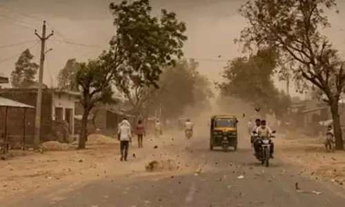 यूपी में मौसम का बदला मिजाज, कई जिलों में बारिश तो कहीं उमस से लोग परेशान