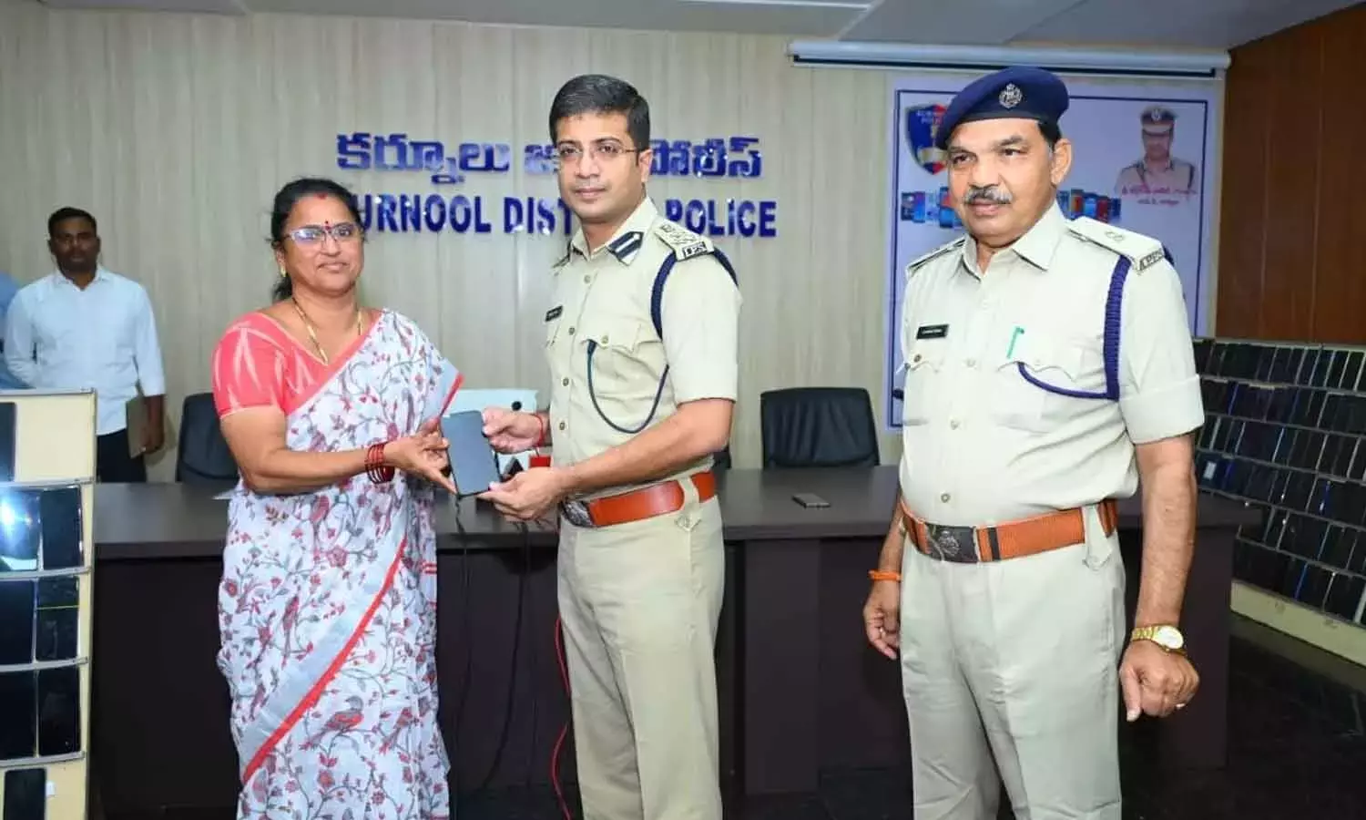 Andhra: पुलिस ने बरामद 589 मोबाइल फ़ोन उनके मालिकों को लौटाए