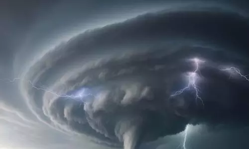 धरती की ओर बढ़ रहे 3 तूफानों का दावा धरती की ओर बढ़ रहे 3 तूफानों का दावा