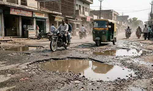 लाखों खर्च कर बनती हैं सड़कें, कुछ समय बाद फिर गड्ढों में तब्दील