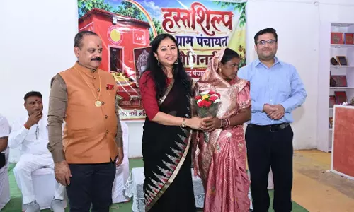 राष्ट्रपति से सम्मानित शिल्पकार हीरा बाई झरेखा का कलेक्टर ने पुष्प भेंटकर किया सम्मान राष्ट्रपति से सम्मानित शिल्पकार हीरा बाई झरेखा का कलेक्टर ने पुष्प भेंटकर किया सम्मान