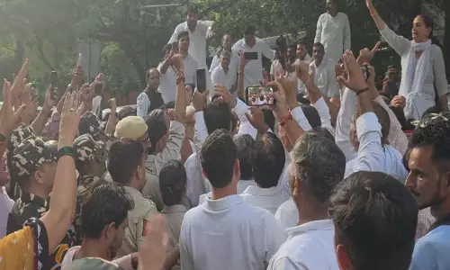 दिल्ली में मेट्रो और ट्रेन सेवाओं पर पाबंदियों को लेकर सुप्रीम कोर्ट की आपत्ति