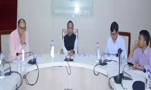 कलेक्टर डॉ. गौरव सिंह ने ली समय-सीमा की फॉलो-अप बैठक