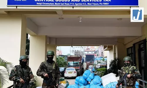 असम राइफल्स की बड़ी कार्रवाई, 25 लाख का 501 किलो गांजा जब्त, चालक फरार