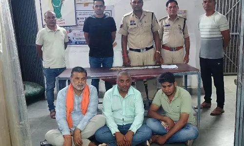 जंगल किनारे जुआ फड़ पर पुलिस की रेड, तीन जुआरी गिरफ्तार