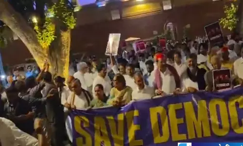 चुनाव आयोग के खिलाफ INDIA गठबंधन का मार्च राष्ट्रपति से हस्तक्षेप की मांग चुनाव आयोग के खिलाफ INDIA गठबंधन का मार्च राष्ट्रपति से हस्तक्षेप की मांग