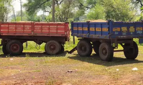शिवनाथ नदी से रेत खनन का आरोप, दो ट्रॉलियां जब्त शिवनाथ नदी से रेत खनन का आरोप, दो ट्रॉलियां जब्त