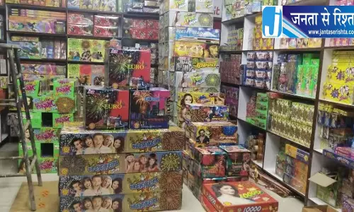 पटाखा मंडी पर GST का शिकंजा, 10 करोड़ से अधिक का माल जब्त पटाखा मंडी पर GST का शिकंजा, 10 करोड़ से अधिक का माल जब्त