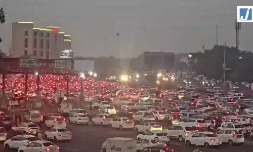 देखें VIDEO: घर जाने की राह में ट्रैफिक का पहाड़, सरहौल बॉर्डर पर हजारों वाहन फंसे देखें VIDEO: घर जाने की राह में ट्रैफिक का पहाड़, सरहौल बॉर्डर पर हजारों वाहन फंसे