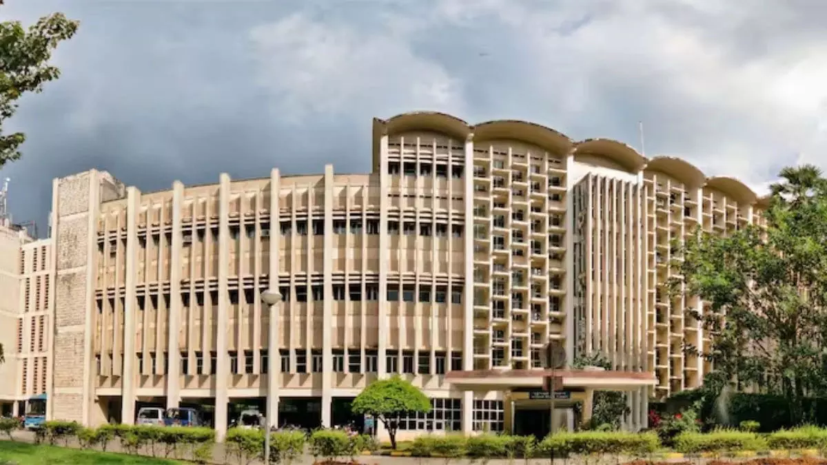 IIT कैंपस में सिलेंडर पाइप से गैस लीकेज के बाद आग भड़की, 5 लोग झुलसे IIT कैंपस में सिलेंडर पाइप से गैस लीकेज के बाद आग भड़की, 5 लोग झुलसे