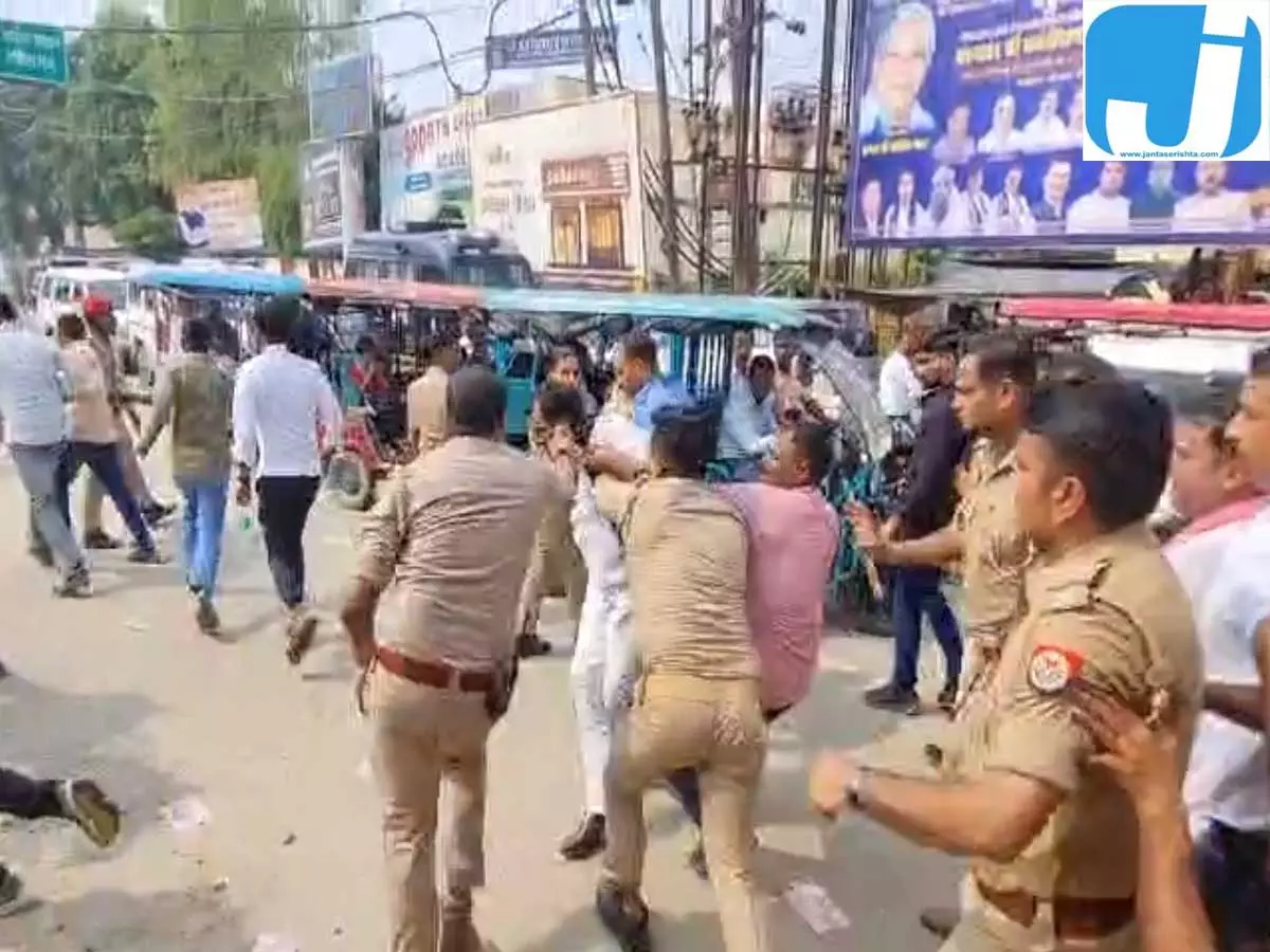 चुनाव आयुक्त के खिलाफ प्रदर्शन पड़ा भारी, सपा कार्यकर्ताओं पर FIR चुनाव आयुक्त के खिलाफ प्रदर्शन पड़ा भारी, सपा कार्यकर्ताओं पर FIR