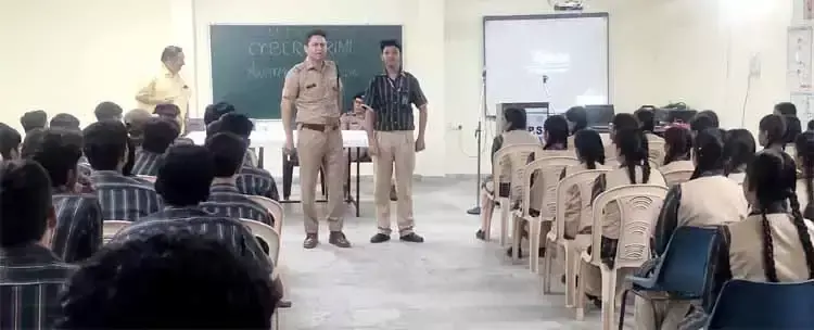 विद्यार्थियों को समझाए साइबर ठगी और वॉइस क्लोनिंग के खतरे विद्यार्थियों को समझाए साइबर ठगी और वॉइस क्लोनिंग के खतरे