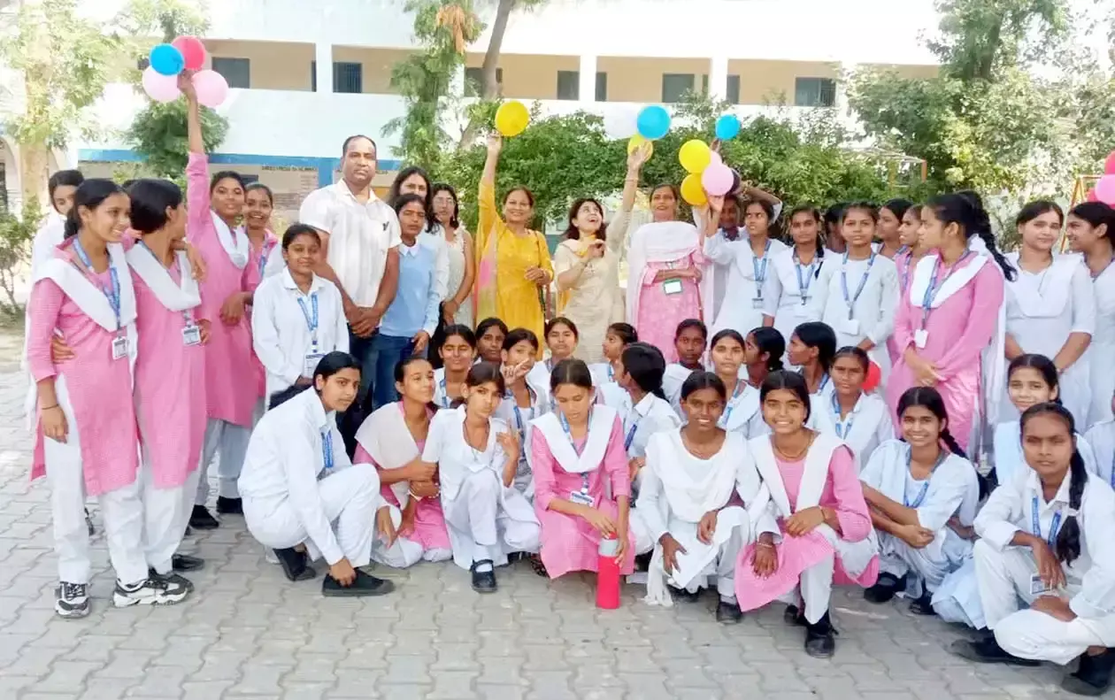 विद्यार्थियों ने परेशानियां लिखकर आसमान में छोड़े गुब्बारे विद्यार्थियों ने परेशानियां लिखकर आसमान में छोड़े गुब्बारे