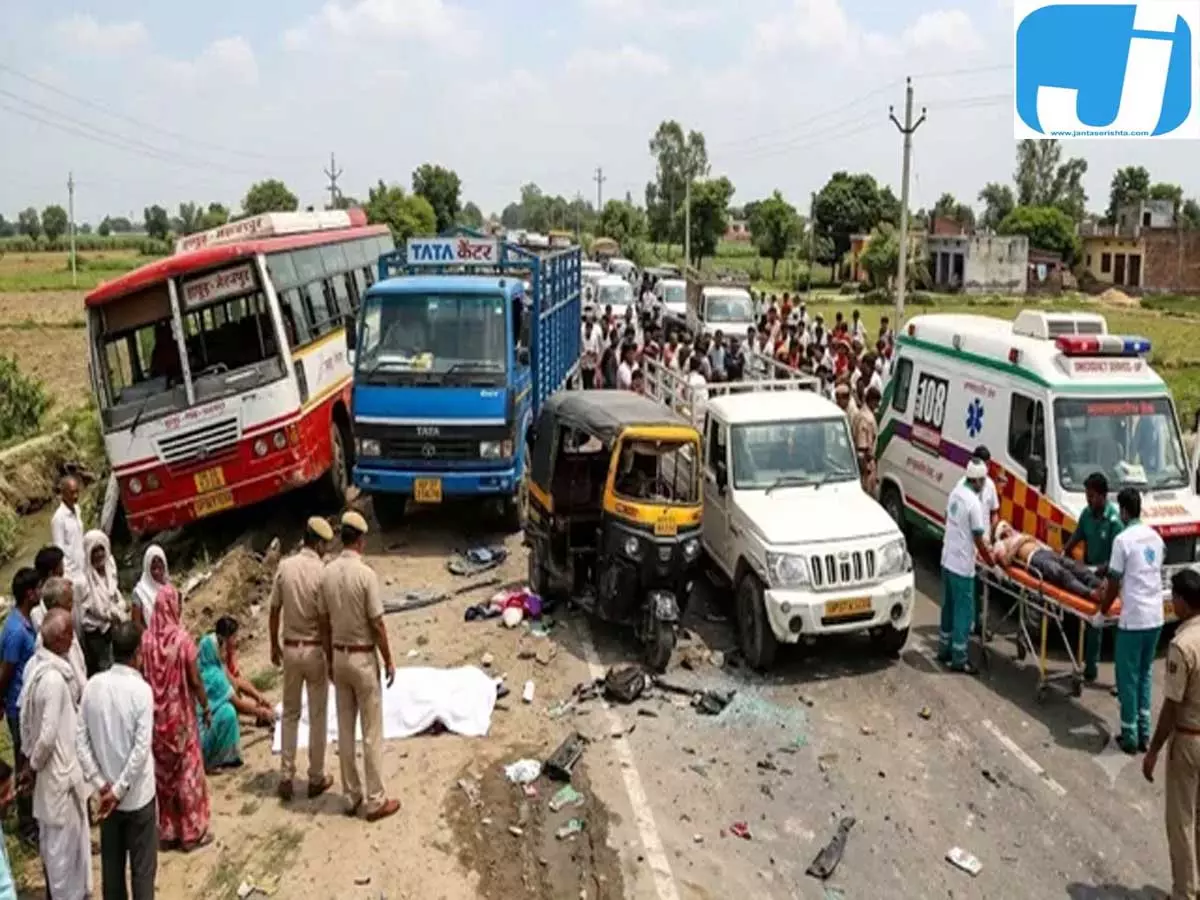 कैंटर-बस और पिकअप की भिड़ंत से हापुड़ में बड़ा हादसा, आठ लोग घायल कैंटर-बस और पिकअप की भिड़ंत से हापुड़ में बड़ा हादसा, आठ लोग घायल