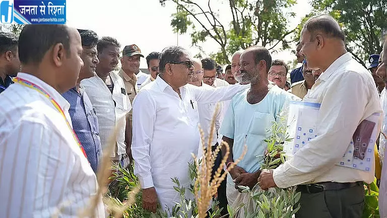 कर्नाटक में किसानों को सूखा राहत देने के लिए कर्ज लेने को भी तैयार सरकार, डिप्टी सीएम का बयान कर्नाटक में किसानों को सूखा राहत देने के लिए कर्ज लेने को भी तैयार सरकार, डिप्टी सीएम का बयान