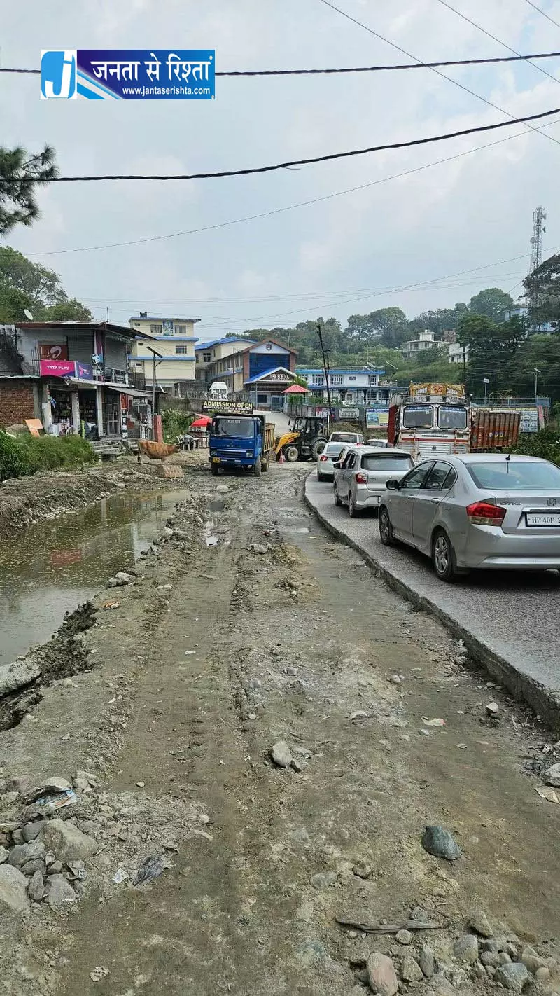 मंडी-पठानकोट हाईवे पर भारी जाम, ठाकुरद्वारा में वाहन फंसे मंडी-पठानकोट हाईवे पर भारी जाम, ठाकुरद्वारा में वाहन फंसे