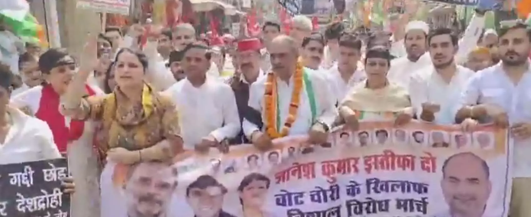 मोदी तेरी तानाशाही नारे के बीच कांग्रेस की दो महिला नेता भिड़ीं, प्रदर्शन के दौरान थप्पड़बाजी मोदी तेरी तानाशाही नारे के बीच कांग्रेस की दो महिला नेता भिड़ीं, प्रदर्शन के दौरान थप्पड़बाजी