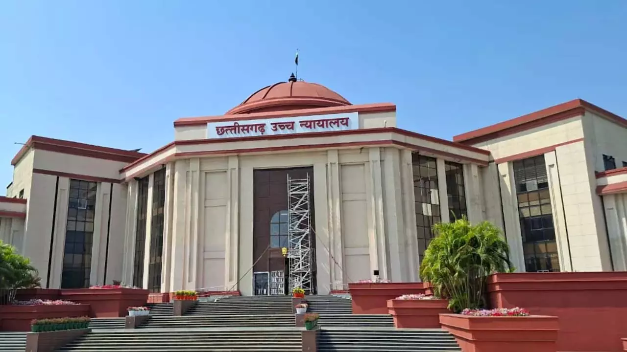 छत्तीसगढ़ शिक्षक भर्ती पर हाईकोर्ट की रोक, 11 और 25 अक्टूबर की परीक्षाएं अटकीं