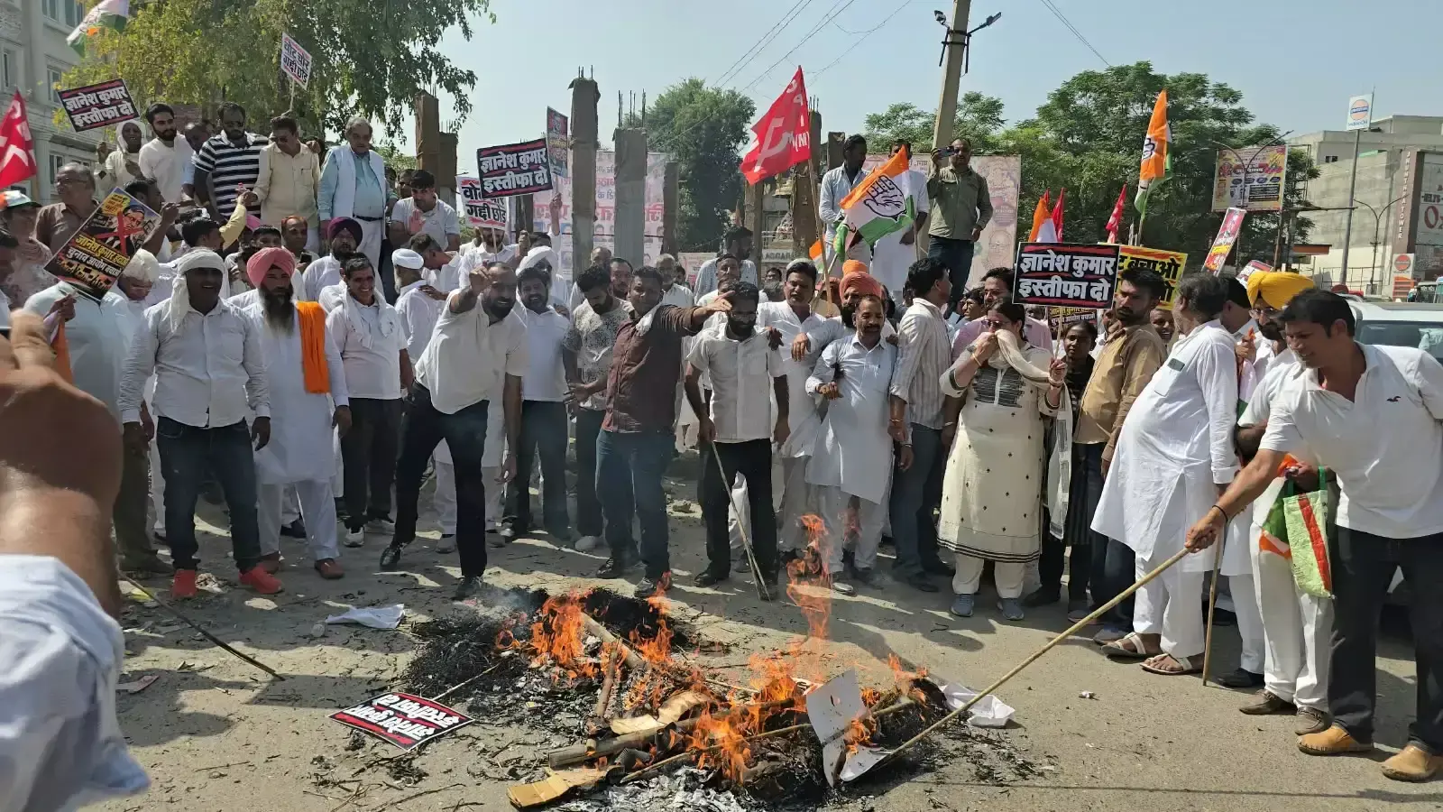 सिरसा में कांग्रेस ने जताया विरोध, मुख्य चुनाव आयुक्त का पुतला फूंका सिरसा में कांग्रेस ने जताया विरोध, मुख्य चुनाव आयुक्त का पुतला फूंका