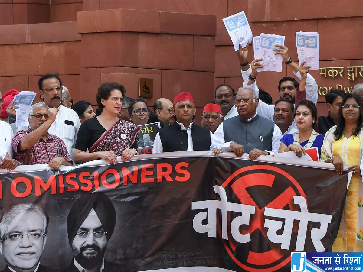 INDIA गठबंधन के सांसद आज राष्ट्रपति से मिलेंगे CEC के इस्तीफे की मांग INDIA गठबंधन के सांसद आज राष्ट्रपति से मिलेंगे CEC के इस्तीफे की मांग