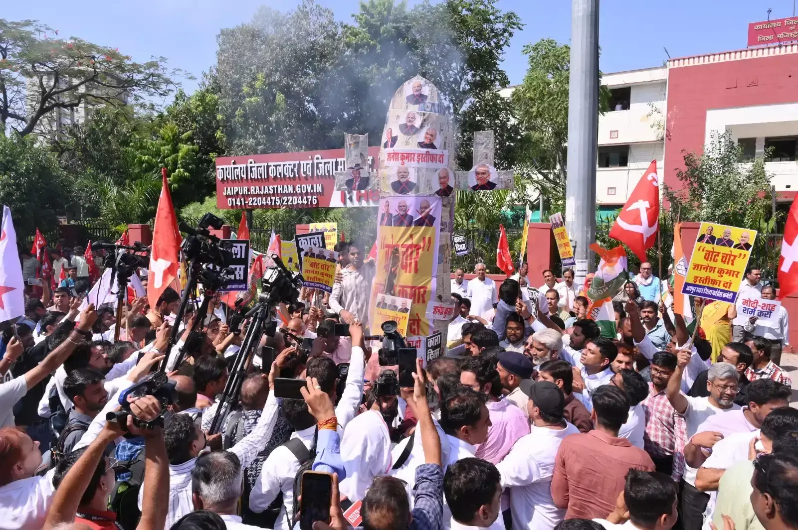 राजस्थान में एसआईआर के विरोध में सड़कों पर उतरी कांग्रेस राजस्थान में एसआईआर के विरोध में सड़कों पर उतरी कांग्रेस