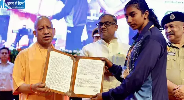आयुषी प्रजापति बनीं दारोगा, सीएम योगी ने सौंपा नियुक्ति पत्र आयुषी प्रजापति बनीं दारोगा, सीएम योगी ने सौंपा नियुक्ति पत्र