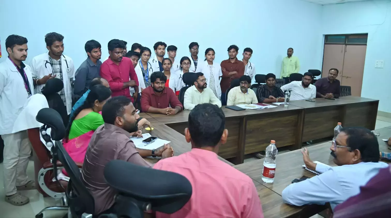 Telangana: जगतियाल मेडिकल कॉलेज के छात्रों ने विरोध प्रदर्शन बंद किया Telangana: जगतियाल मेडिकल कॉलेज के छात्रों ने विरोध प्रदर्शन बंद किया