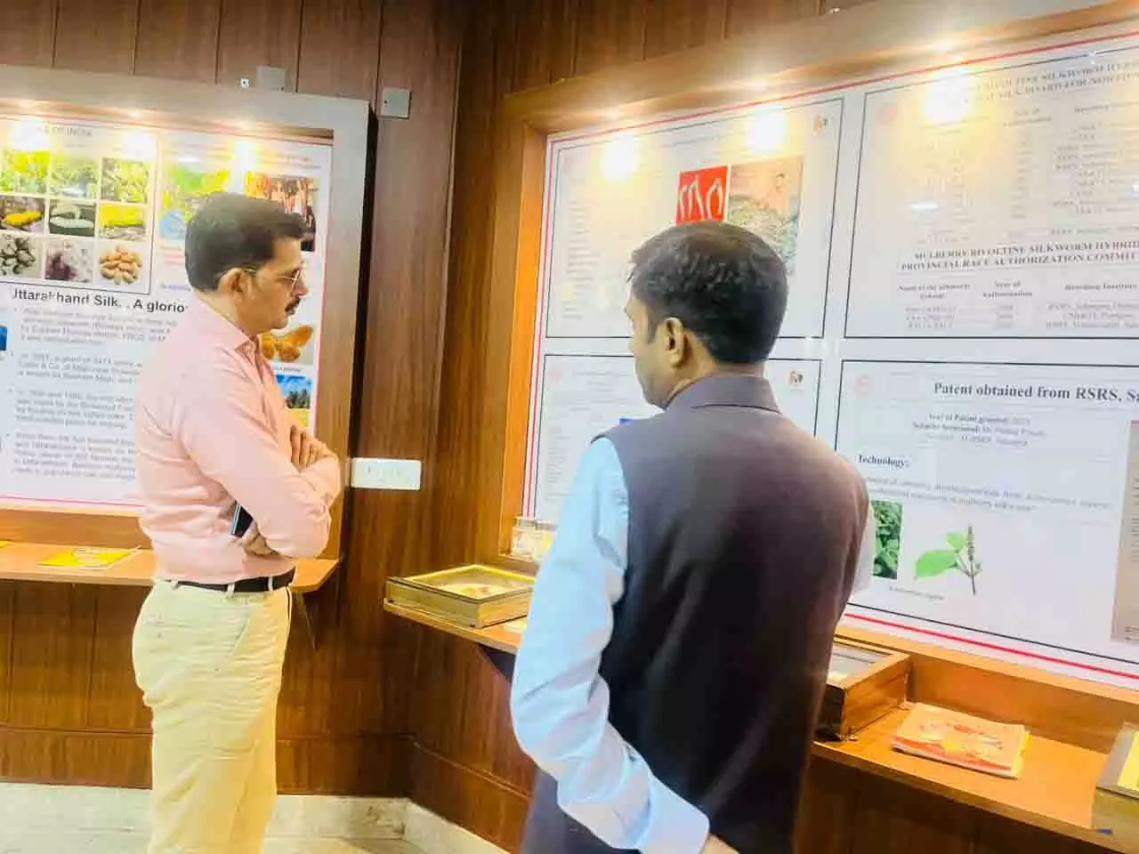 उत्तर प्रदेश के रेशम निदेशक ने केंद्रीय रेशम बोर्ड के अनुसंधान केंद्र का तकनीकी भ्रमण किया उत्तर प्रदेश के रेशम निदेशक ने केंद्रीय रेशम बोर्ड के अनुसंधान केंद्र का तकनीकी भ्रमण किया