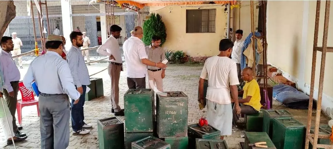 यूपी विधानसभा चुनाव 2027 की तैयारी तेज, चंदौली में 12 अक्टूबर से EVM की जांच यूपी विधानसभा चुनाव 2027 की तैयारी तेज, चंदौली में 12 अक्टूबर से EVM की जांच
