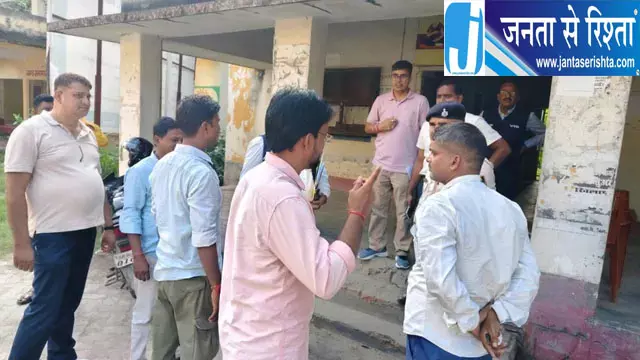 रिश्वत लेते PHC प्रभारी गिरफ्तार, दो कर्मचारियों को भी ले गई निगरानी टीम रिश्वत लेते PHC प्रभारी गिरफ्तार, दो कर्मचारियों को भी ले गई निगरानी टीम