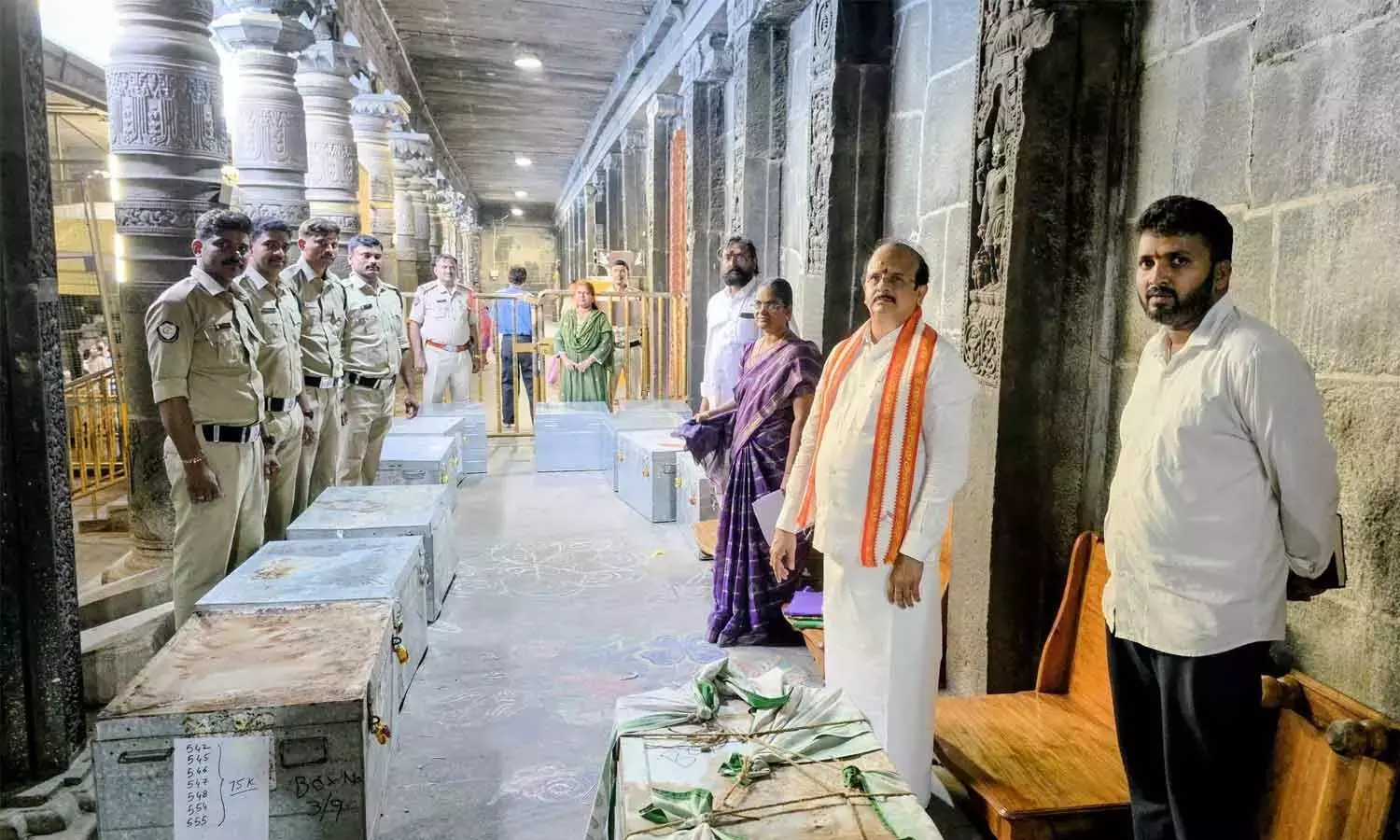 सिंहाचलम से 1,182 किलोग्राम चांदी का चढ़ावा हैदराबाद मिंट भेजा गया सिंहाचलम से 1,182 किलोग्राम चांदी का चढ़ावा हैदराबाद मिंट भेजा गया